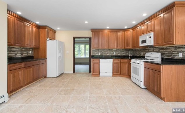 332 Edstan Way, Paramus NJ  07652-5712 exterior
