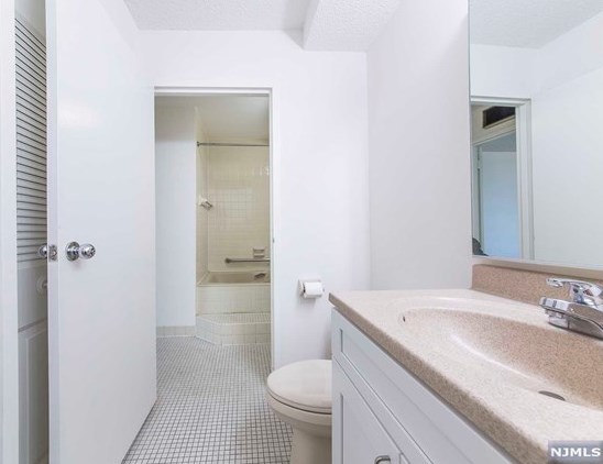 415 Harmon Cove Tower, Secaucus NJ  07094-1727 exterior