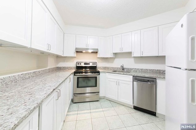 415 Harmon Cove Tower, Secaucus NJ  07094-1727 exterior
