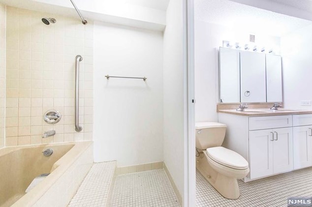 415 Harmon Cove Tower, Secaucus NJ  07094-1727 exterior