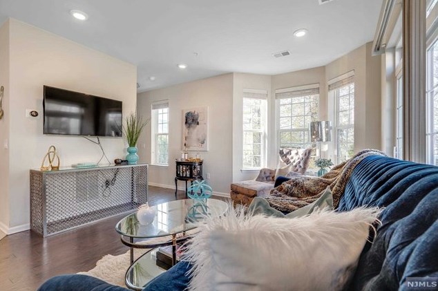27 Iris Ln, Outwater, NJ 07026