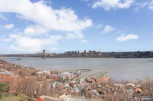 2 Horizon Rd, West Fort Lee NJ 07024-6503 exterior