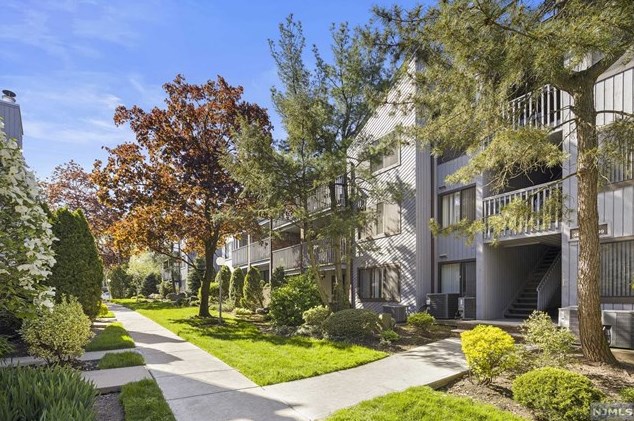 1459 John St, West Fort Lee NJ  07024-2564 exterior