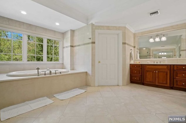 101 Essex Dr, Tenafly NJ  07670-2331 exterior