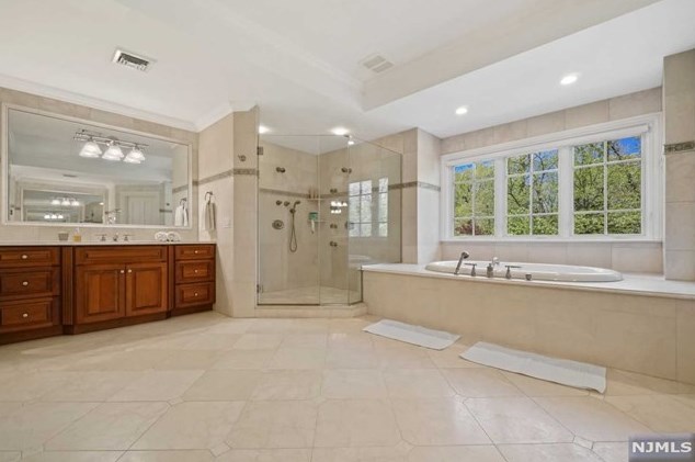 101 Essex Dr, Tenafly NJ  07670-2331 exterior