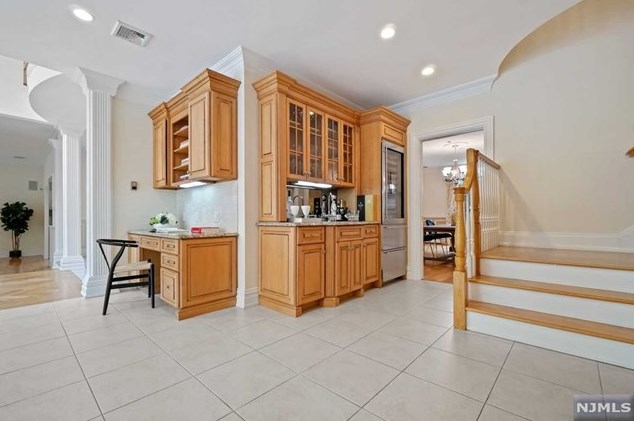 101 Essex Dr, Tenafly NJ  07670-2331 exterior