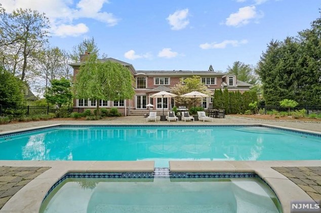 101 Essex Dr, Tenafly NJ  07670-2331 exterior