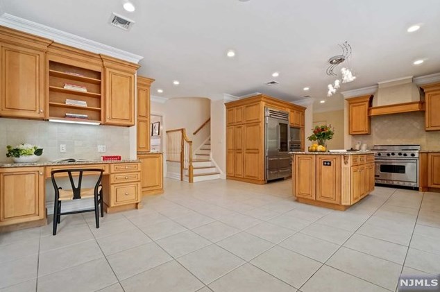 101 Essex Dr, Tenafly NJ  07670-2331 exterior