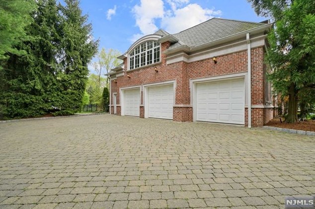 101 Essex Dr, Tenafly, NJ 07670