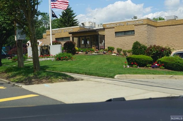 271 4th St, Saddle Brook NJ  07663-6207 exterior