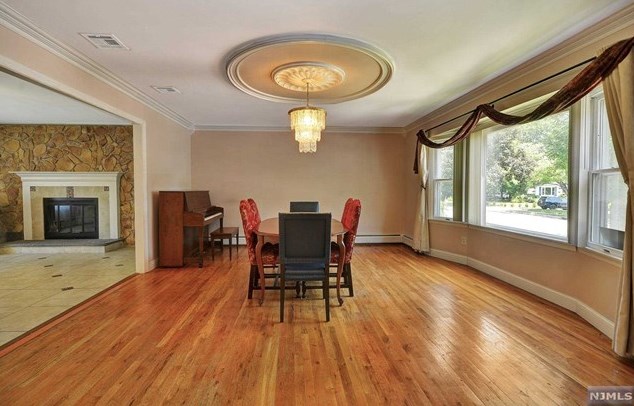 250 Midland Ave, Paramus NJ  07652-4634 exterior