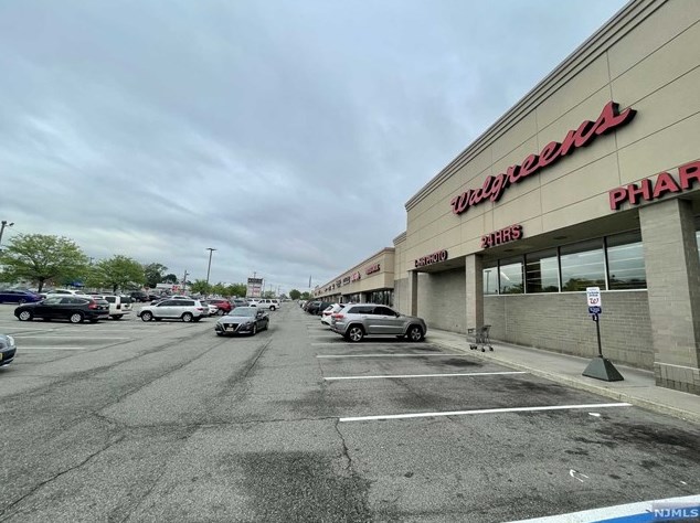 36 Elmwood Ct, Elmwood Park NJ  07407-1727 exterior