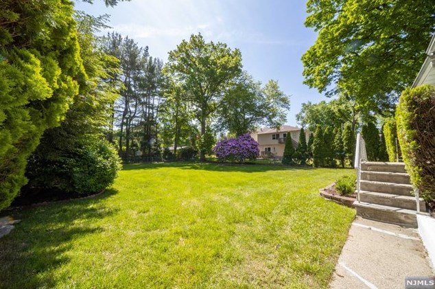 255 Pascack Rd, Paramus NJ  07652-4237 exterior