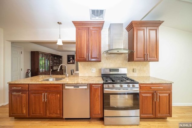 255 Pascack Rd, Paramus NJ  07652-4237 exterior