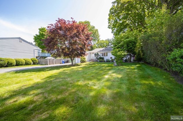 255 Pascack Rd, Paramus NJ  07652-4237 exterior