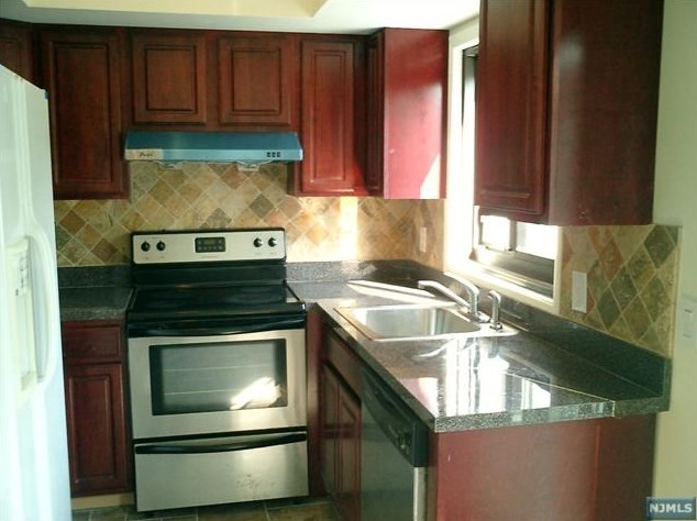 1597 John St, West Fort Lee NJ  07024-2504 exterior