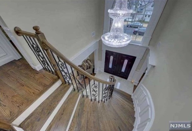 436 Holly Ave, Paramus NJ  07652-5754 exterior