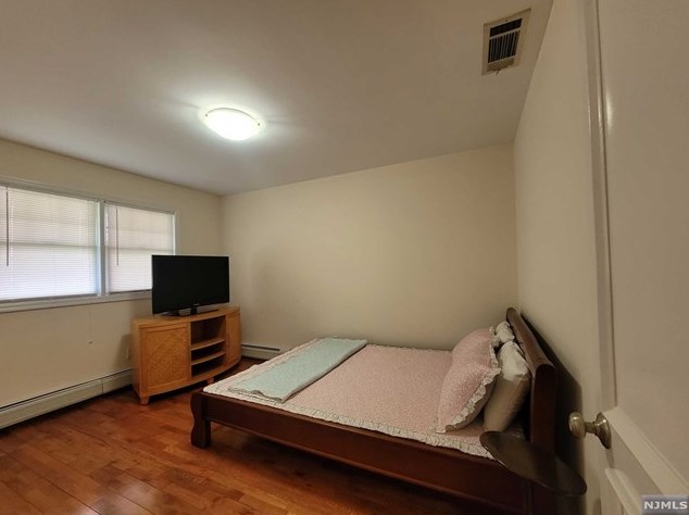 1057 Fairview Ln, West Fort Lee NJ 07024-1537 exterior