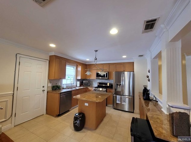 1057 Fairview Ln, West Fort Lee NJ 07024-1537 exterior