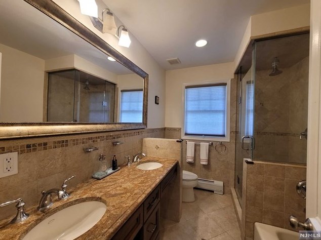 1057 Fairview Ln, West Fort Lee NJ 07024-1537 exterior