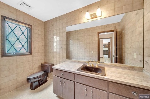 23 Bohnert Pl, Waldwick NJ  07463-1529 exterior