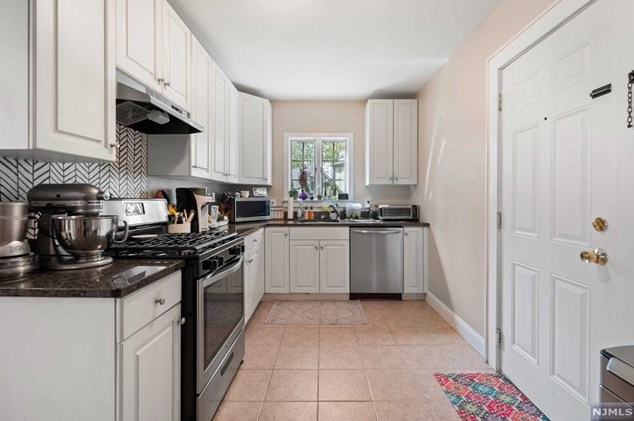 420 Carmita Ave, Rutherford NJ 07070-1124 exterior