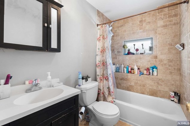 420 Carmita Ave, Rutherford NJ 07070-1124 exterior