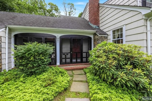 384 Pinewood Dr, Wyckoff NJ  07481-1922 exterior