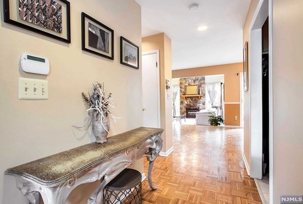 154 Grandview Ln, Mahwah, NJ 07430