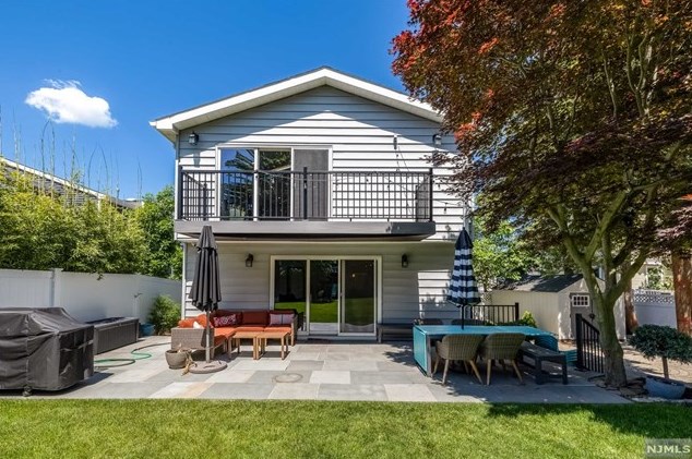 328 Travers Pl, Lyndhurst NJ  07071-2110 exterior