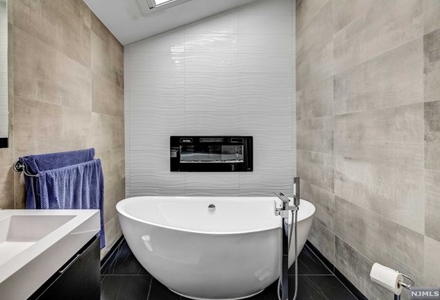 328 Travers Pl, Lyndhurst NJ  07071-2110 exterior