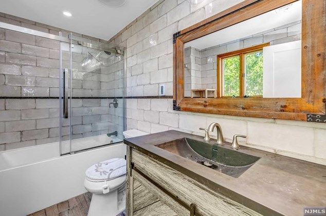 328 Travers Pl, Lyndhurst NJ  07071-2110 exterior