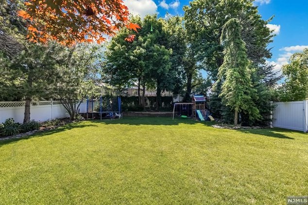 328 Travers Pl, Lyndhurst NJ  07071-2110 exterior