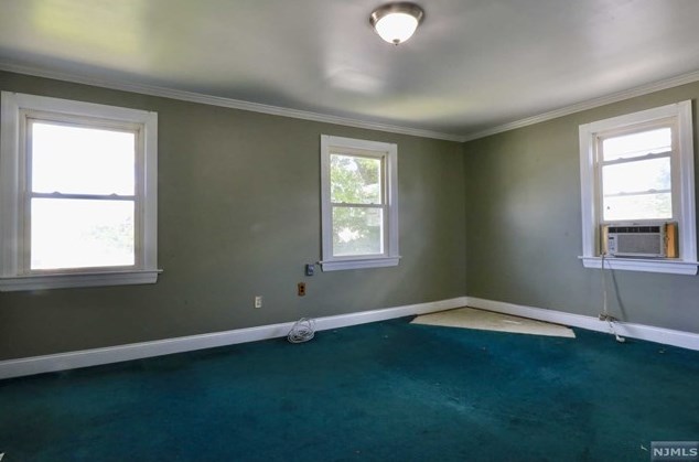 34 Franklin Ave, Bergenfield NJ 07621-1646 exterior