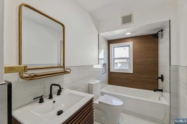 22 Orchard St, Hillsdale NJ  07642-2013 exterior