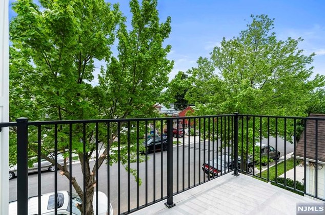 729 Golden Ave, Secaucus NJ  07094-3118 exterior