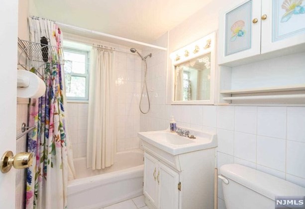 64 Franklin St, Tenafly NJ  07670-3817 exterior