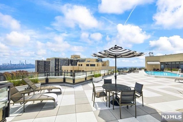 900 Palisade Ave, West Fort Lee NJ  07024-4135 exterior