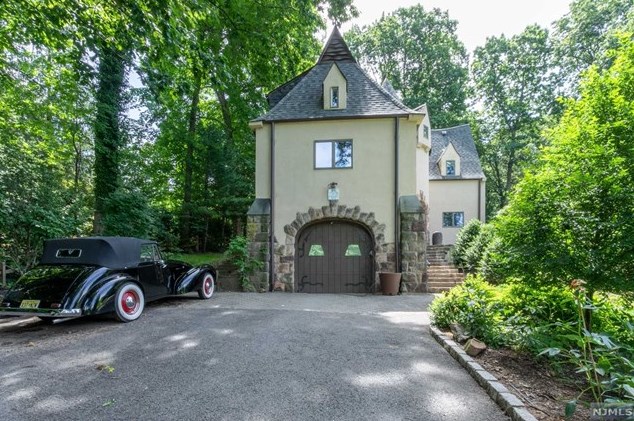 75 Forest Rd, Tenafly NJ  07670-2230 exterior
