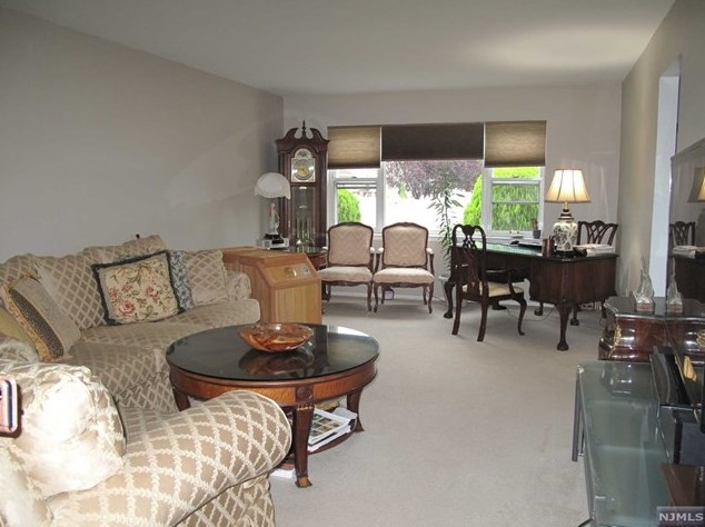 29 Millar Ct, Paramus NJ  07652-4311 exterior