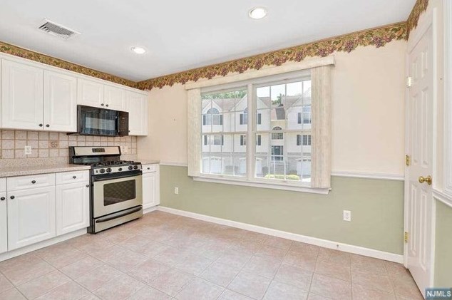 1 Sara Kathryn Way, Waldwick NJ  07463-1354 exterior