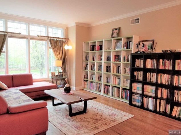 20 Candlewood Dr, Westwood NJ  07675-7055 exterior
