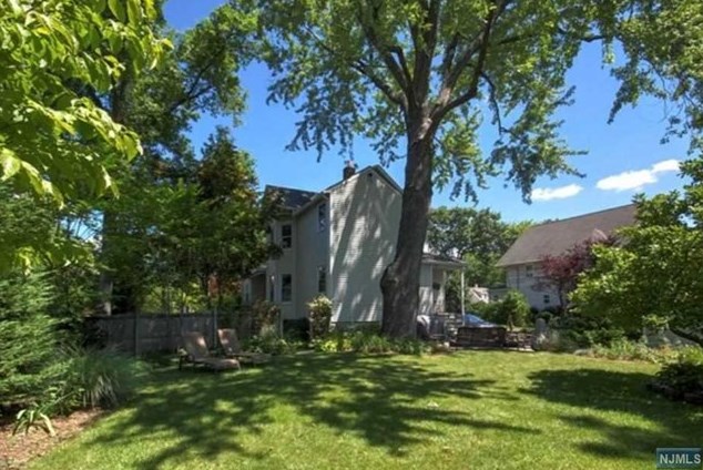 12 Lincoln Pl, Waldwick NJ  07463-1924 exterior