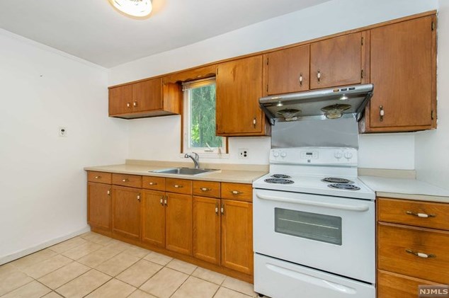 99 Chesapeake Ave, Lake Hiawatha NJ  07034-1715 exterior