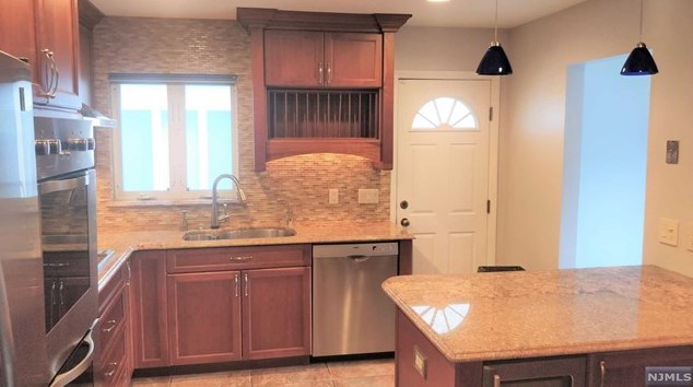 261 Harmon Ave, West Fort Lee NJ  07024-5264 exterior