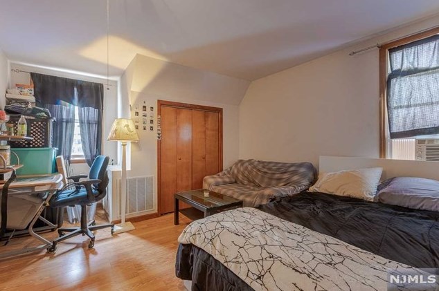 38 Val Sumo Ln, Newark NJ  07105-3547 exterior