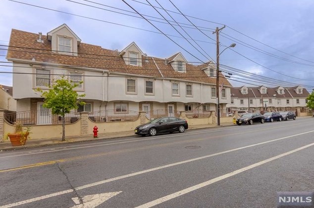 38 Val Sumo Ln, Newark NJ  07105-3547 exterior