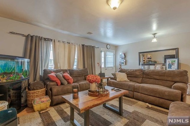 38 Val Sumo Ln, Newark NJ  07105-3547 exterior