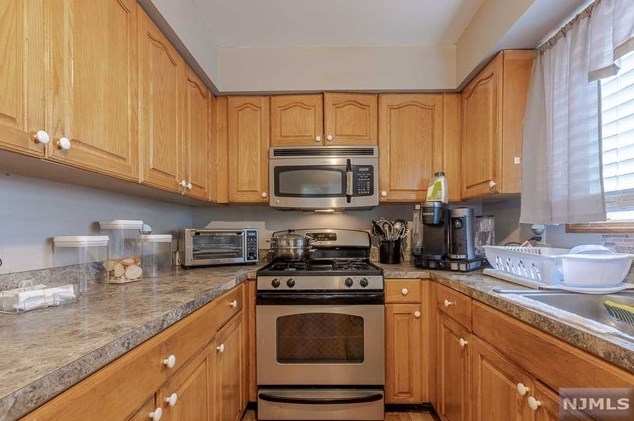 38 Val Sumo Ln, Newark NJ  07105-3547 exterior