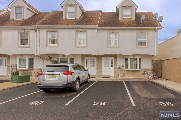 38 Val Sumo Ln, Newark NJ  07105-3547 exterior